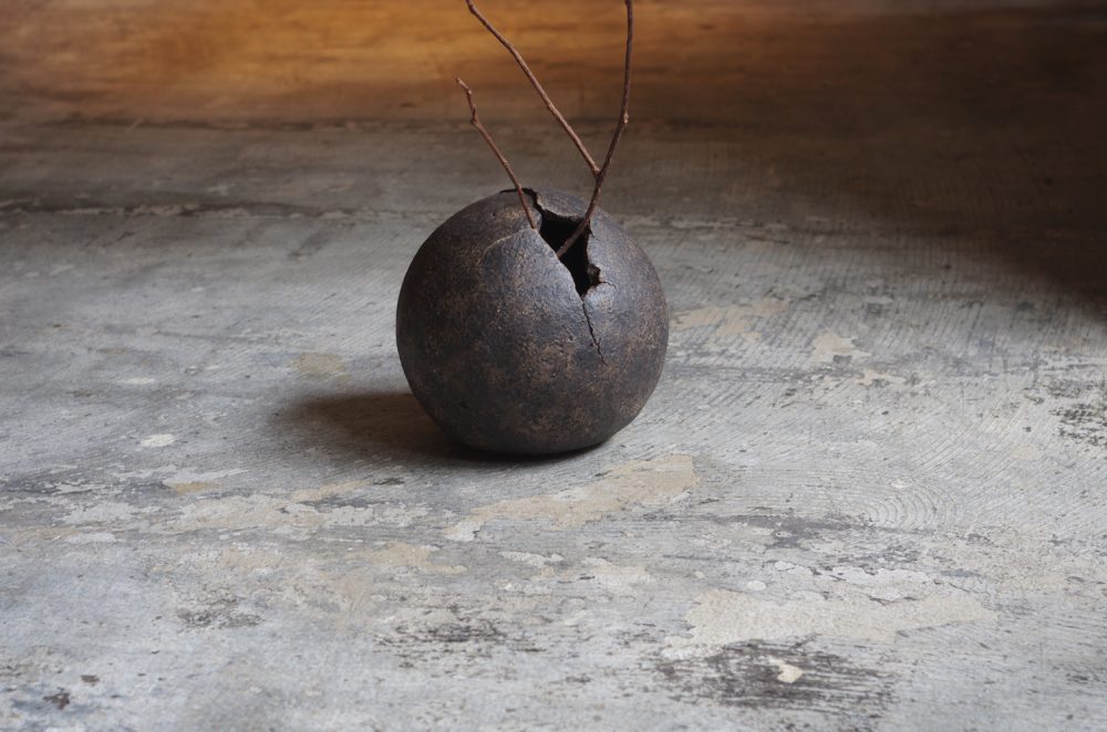 Kaori Okano vase-black C-8